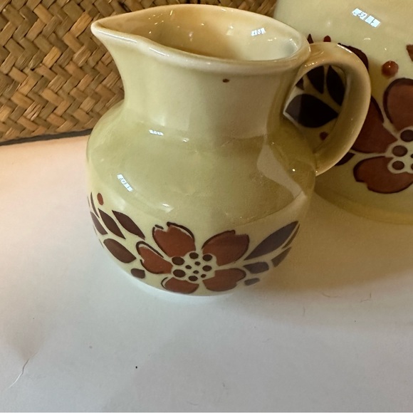 Vintage tea pot with matching creamer - Picture 2 of 9